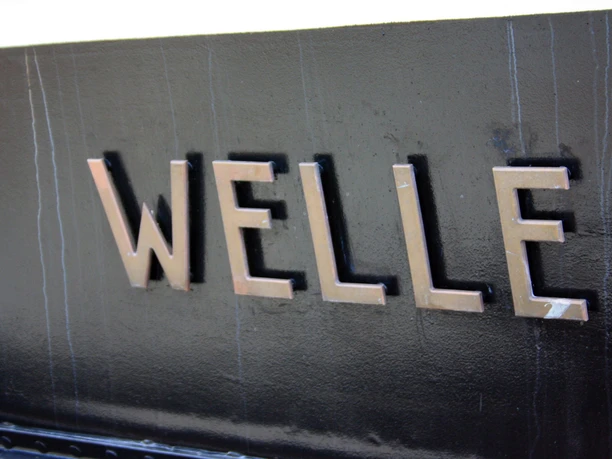 dampfer_welle_name_WEB.jpg Bordwand des Dampfers Welle mit dem Schiffsnamen