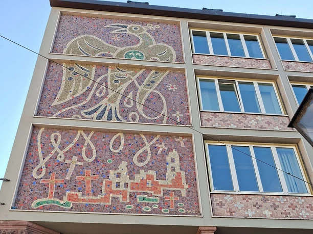 Tourist Info Römer - Phönix Fassade Tourist Information Römer Frankfurt mit Mosaik-Phönix über dem Eingang