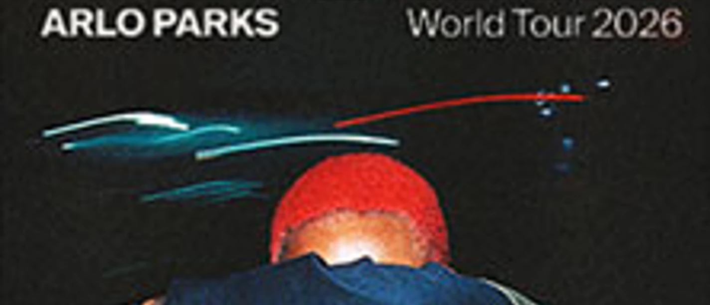 Poster mit rotem Auto, Person mit rotem Haar verdeckt Gesicht, Schriftzug Desire World Tour 2026