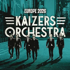 Bandplakat mit sechs gehenden Personen vor Stadtmotiv und großem Schriftzug Kaizers Orchestra