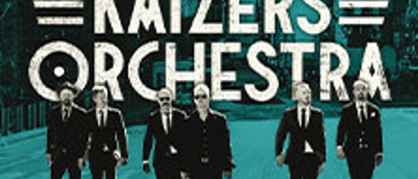 Bandplakat mit sechs gehenden Personen vor Stadtmotiv und großem Schriftzug Kaizers Orchestra