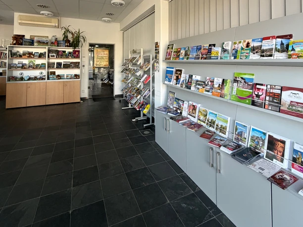 Tourist-Information-Rosenstadt-Sangerhausen-Auslage-Souvenirs.jpg