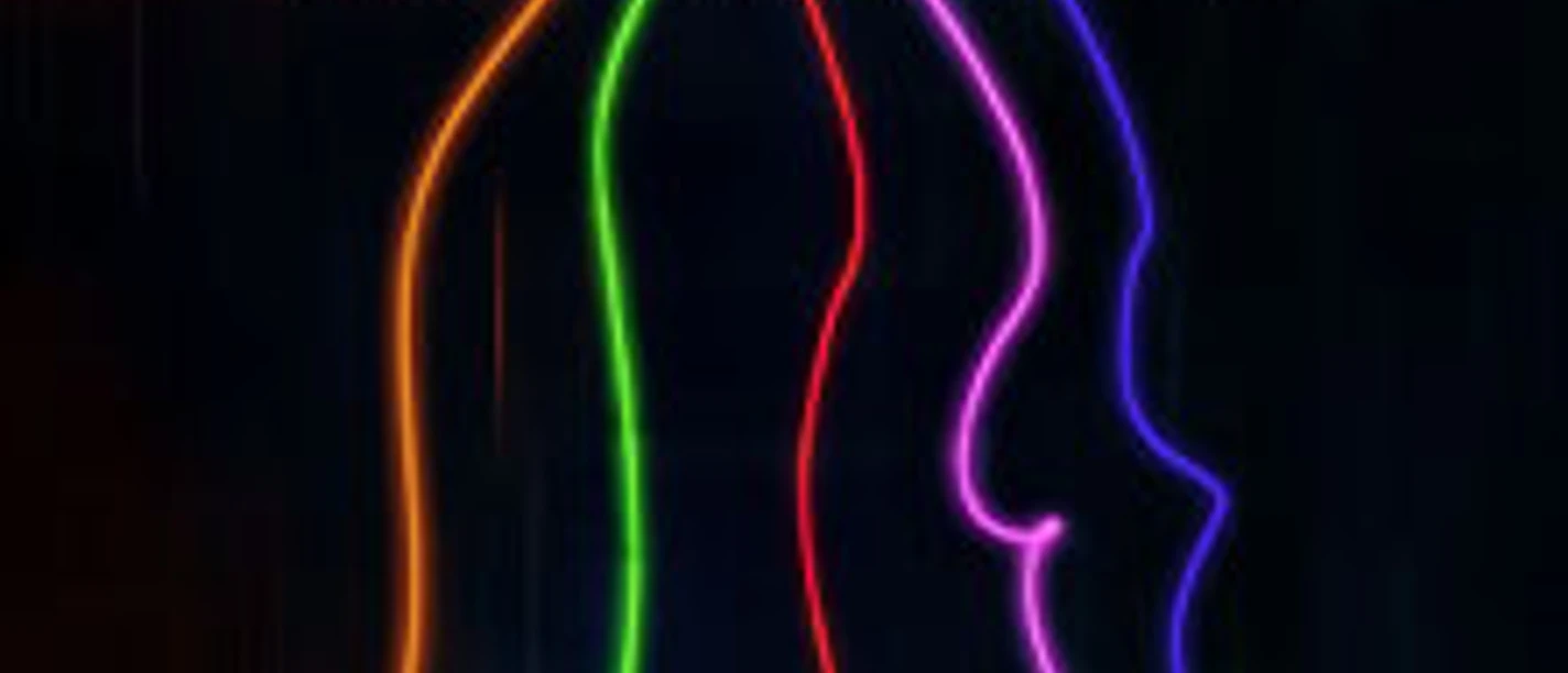 Neonfiguren mit farbigen Lichtspuren unter dem Schriftzug The Living Tombstone Multiplayer Tour