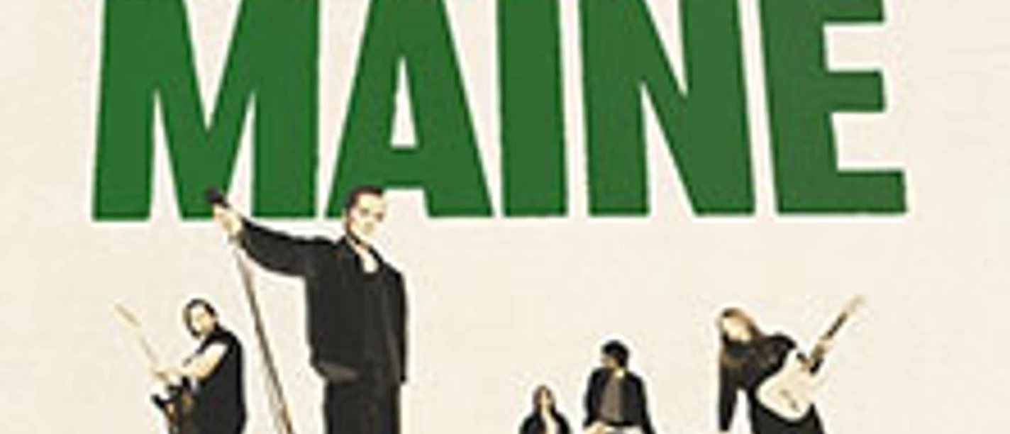 Fünf Musiker auf grünem Podest vor großem Schriftzug der Band The Maine.