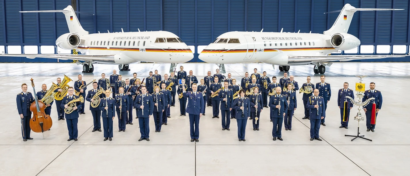 Luftwaffenmusikkorps der Luftwaffe vor Global 5000 der FlgBschft. Luftwaffenmusikkorps der Luftwaffe vor Global 5000 der FlgBschft.