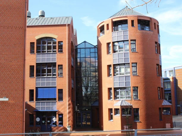 Hochschule10(c)maja_herwig_WEB.jpg Turm des Gebäudeteils der Hochschule Bremerhaven