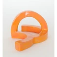 Group Show - Linien, Bögen und Gesten Orange glänzende Keramikskulptur mit gebogenem, abstraktem Formverlauf auf hellem Grund.