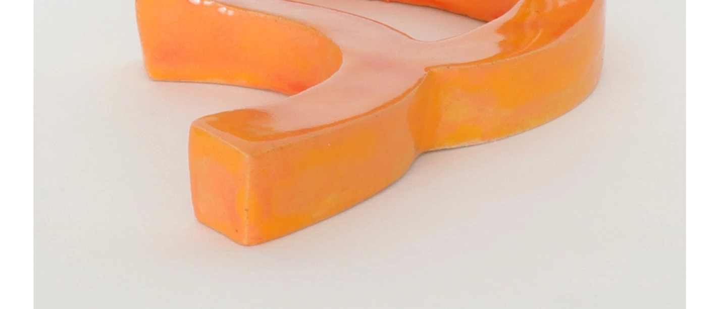 Group Show - Linien, Bögen und Gesten Orange glänzende Keramikskulptur mit gebogenem, abstraktem Formverlauf auf hellem Grund.