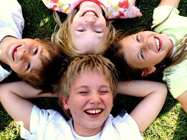Vier Kinder auf dem Rücken © S. Hofschaeger PIXELI