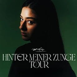 Porträt einer Frau vor dunklem Grün mit Schriftzug Hinter Meiner Zunge Tour