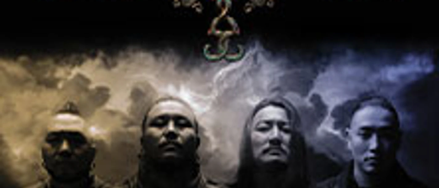 Vier Musiker von The Hu vor dunklem Hintergrund mit Tourtitel Warrior Chant Tour