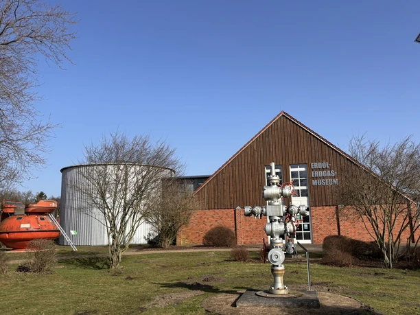 Rund um das Museum ergänzen Außenexponate die Ausstellung..JPEG