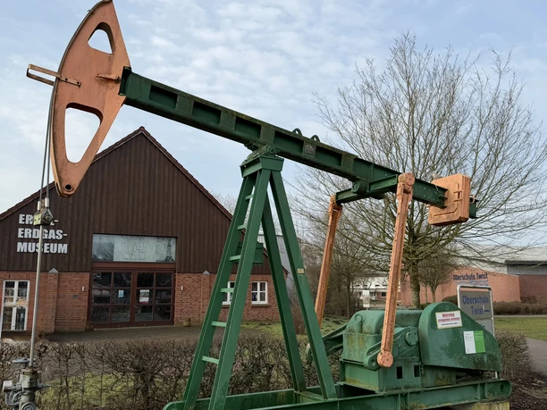 Ein Ölnicker am Eingang des Erdöl-Erdgas-Museums..JPEG