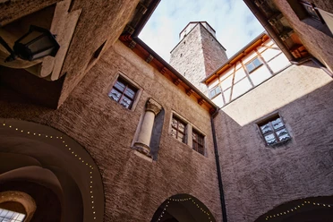 Museum Schloss Lützen Das Bild zeigt die Innenansicht des Schloss Lützen mit Blick auf den Schlossturm .