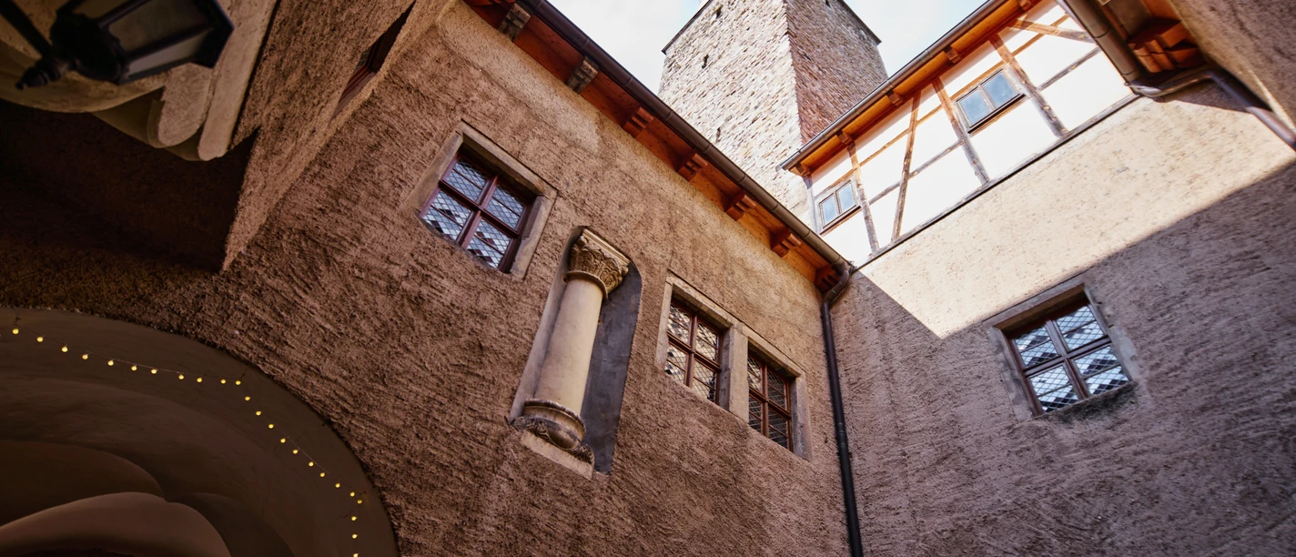 Museum Schloss Lützen Das Bild zeigt die Innenansicht des Schloss Lützen mit Blick auf den Schlossturm .