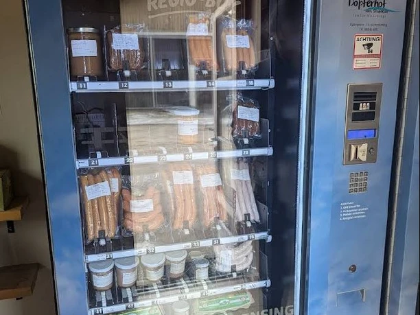 Dopferhof Verkaufsautomat mit regionalen Wurstwaren und Milchprodukten des Hofs.