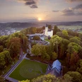 Schloss Homburg Schloss Homburg im Abendlicht, umgeben von Wald und einem Labyrinthgarten.