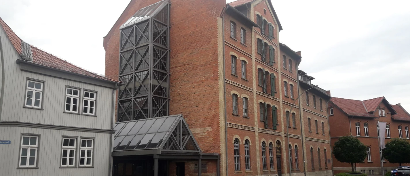 Gebäudekomplex der Neuen Mühle am Rosenwall, links frühere Ölmühle, mittig Getreidemühle der Gebrüder Schünemann. (c) Rüdiger Hagen.jpg