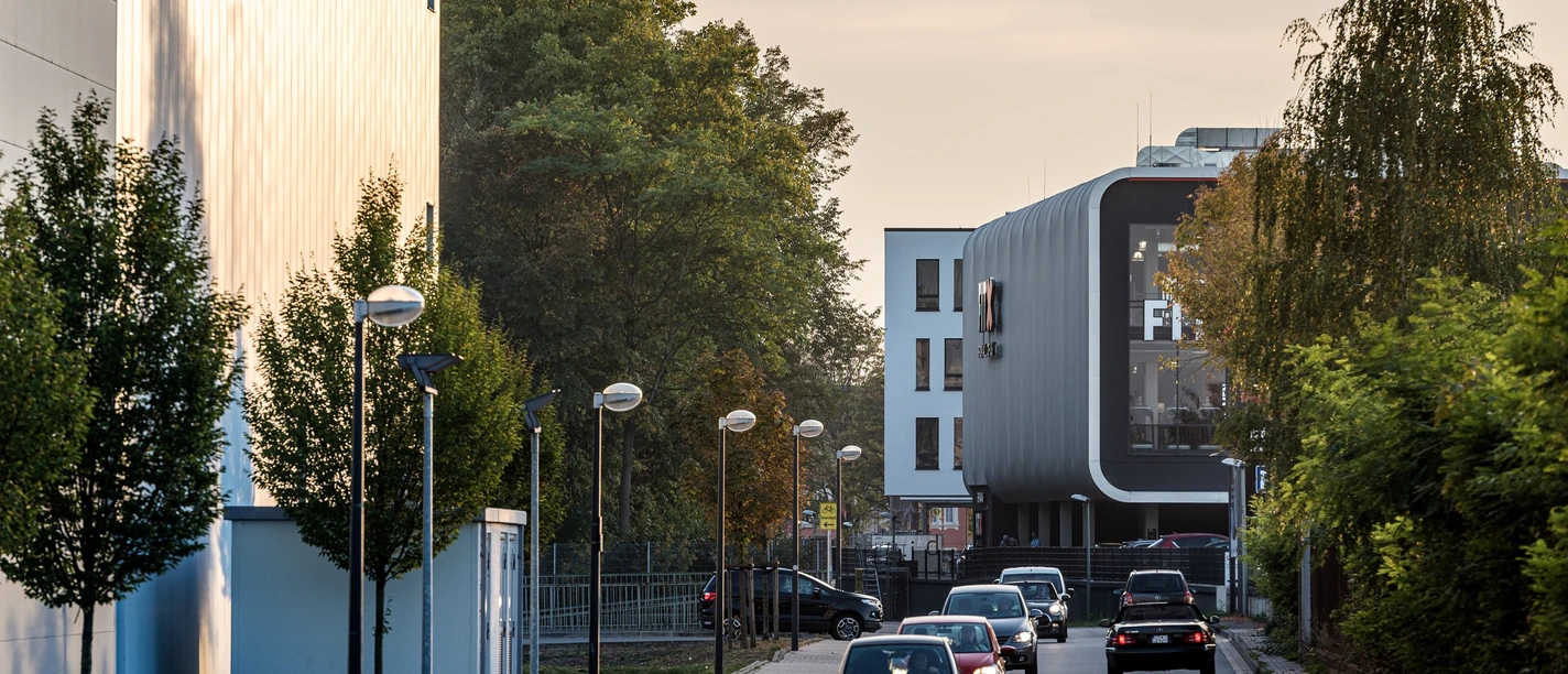 Alter-Güterbahnhof Straße am alten Güterbahnhof mit Autos und modernem Gebäude in Gütersloh