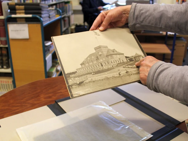 IMG_0432 (c) Dörte Behrmann_Erlebnis Bremerhaven_WEB.jpg Historische Aufnahme der Strandhalle Bremerhaven im Stadtarchiv