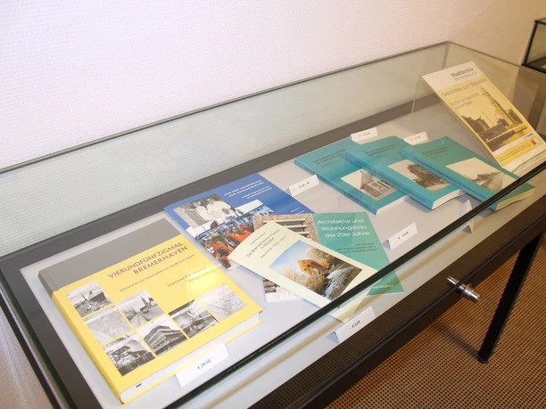 IMG_0396 (c) Dörte Behrmann_Erlebnis Bremerhaven_WEB.jpg Vitrine mit historischen Büchern im Stadtarchiv Bremerhaven