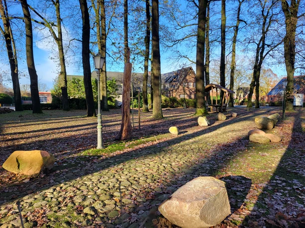 Leitgeschiebe Geologischer Garten, Werpeloh ©Naturpark Hümmling (2).jpg