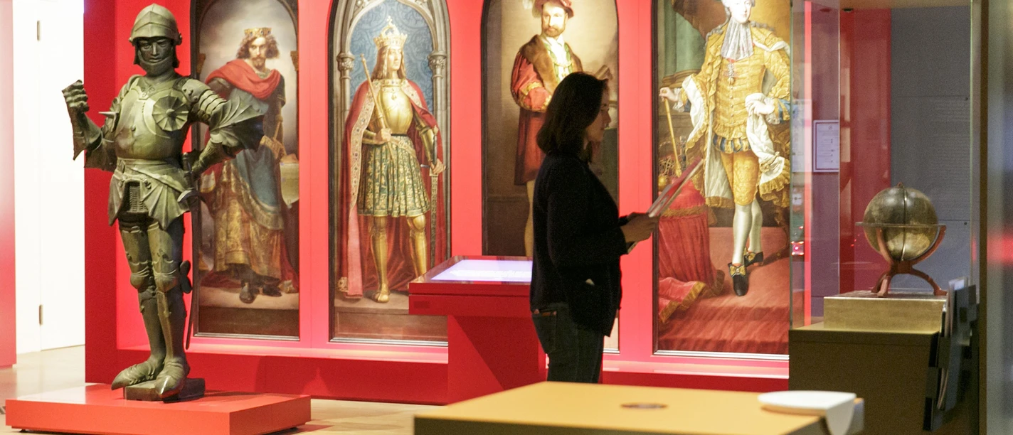 Frankfurt Einst Weltstadt Besucherin vor dem Schöner-Globus