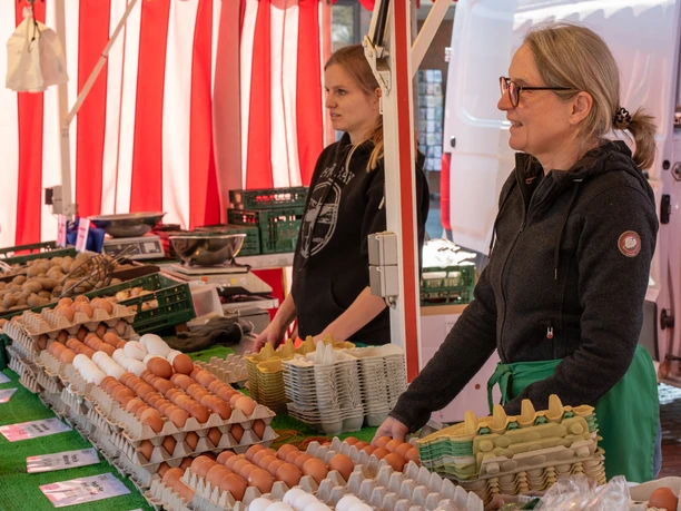 Adendorfer Wochenmarkt Eierstand Verkäuferinnen an einem Stand mit Eiern