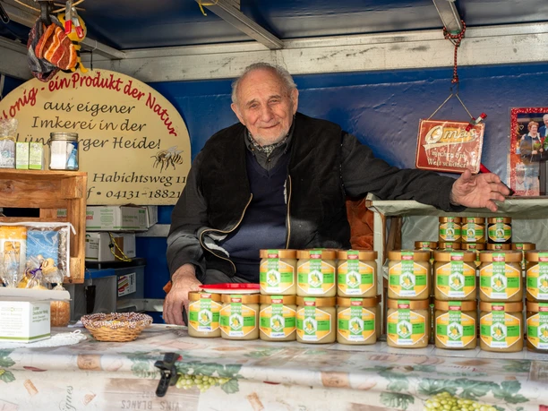 Adendorfer Wochenmarkt Honigstand Man bij een honingkraam