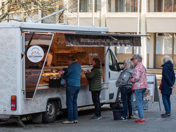 Adendorfer Wochenmarkt Bäcker Verkoopwagen met klanten