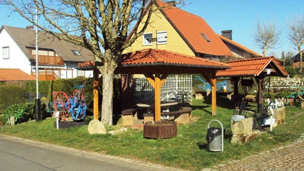 Freilichtmuseum_Gitter (5)_HD_16zu9.JPG Rastplatz mit Holzpavillon und historischen landwirtschaftlichen Geräten im Freilichtmuseum Gitter.