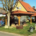 Freilichtmuseum_Gitter (5)_HD_16zu9.JPG Rastplatz mit Holzpavillon und historischen landwirtschaftlichen Geräten im Freilichtmuseum Gitter.
