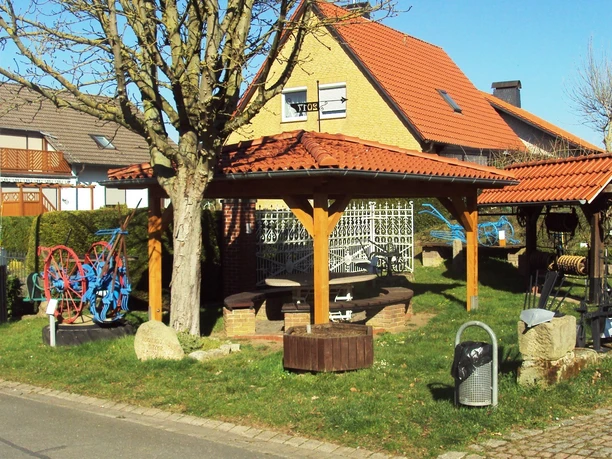 Freilichtmuseum_Gitter (5)_HD_16zu9.JPG Rastplatz mit Holzpavillon und historischen landwirtschaftlichen Geräten im Freilichtmuseum Gitter.