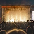 Festivalbühne mit Pyrotechnik im Dunkeln.
