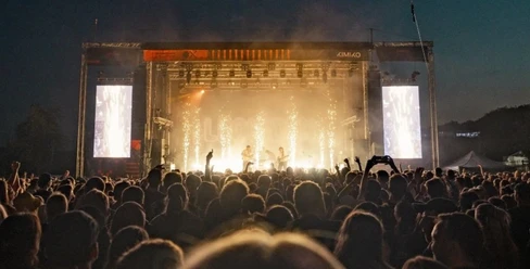Kimiko Festival (c) Kmiko.jpg Festivalbühne mit Pyrotechnik im Dunkeln.
