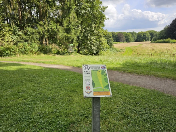 20240810_155800 (c) Tanja Mehl_Erlebnis Bremerhaven_WEB.jpg Hinweisschild einer Station des Disc Golf Parcours im Bürgerpark Bremerhaven