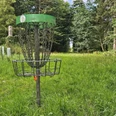 20240810_155414 (c) Tanja Mehl_Erlebnis Bremerhaven_WEB.jpg Korb auf dem Parcours der Disc Golf Anlage im Bürgerpark Bremerhaven