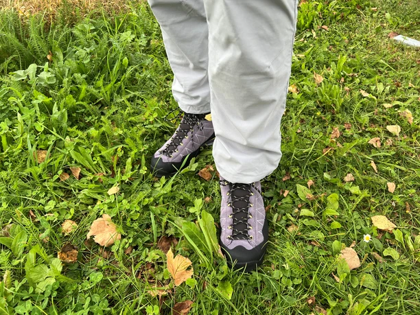 Wanderschuhe (1).jpg Wanderschuhe auf Grüner Wiese