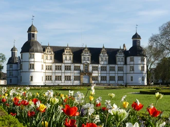 Schloss Neuhaus und Barockgarten