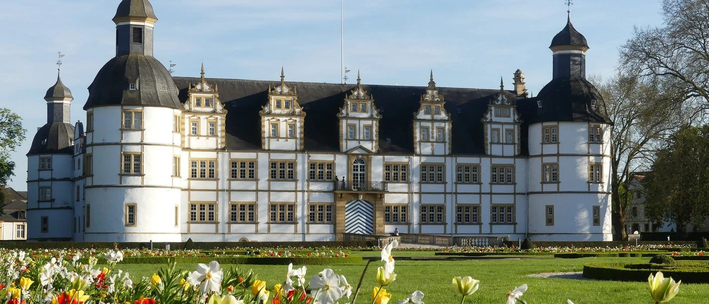 Schloss Neuhaus und Barockgarten