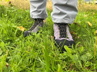 Wanderschuhe auf grüner Wiese