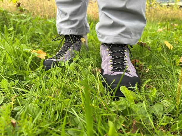 Wanderschuhe auf grüner Wiese