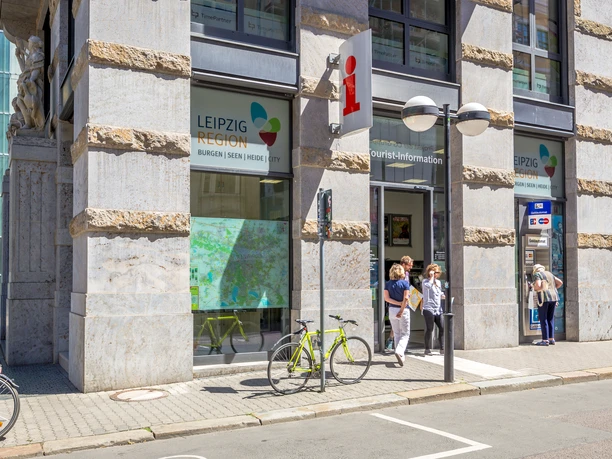 Tourist-Information-Eingang_Service-Tourismus-Anreise_Philipp-Kirschner_leipzig.travel.jpg Blick auf die Leipzig Tourist Information
