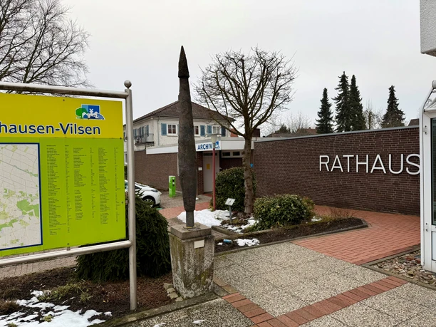 Skulptur Moderne Kunst Spitze Skulptur aus Metall auf einem Betonsockel vor dem Rathaus in Bruchhausen-Vilsen.