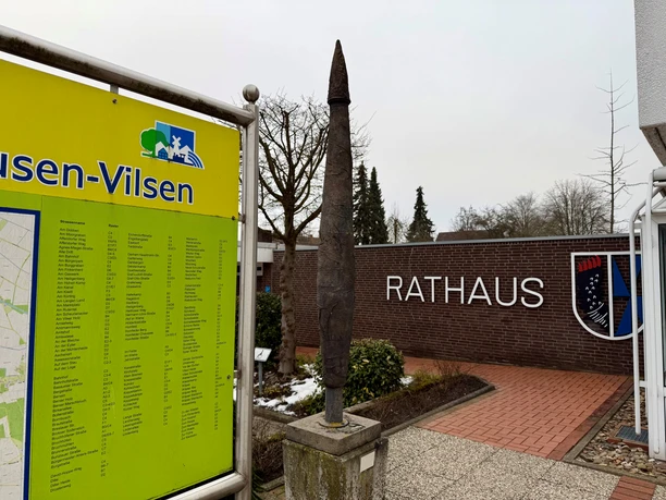Skulptur Moderne Kunst Spitze Skulptur aus Metall auf einem Betonsockel vor dem Rathaus in Bruchhausen-Vilsen.