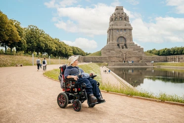 Völkerschlachtdenkmal-Leipzig-Sehenswürdigkeit-Rollstuhlfahrerin-Barrierefreiheit-Philipp-Kirschner-leipzig-travel.jpg Rollstuhlfahrerin vor dem Völkerschlachtdenkmal in Leipzig.
