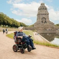 Völkerschlachtdenkmal-Leipzig-Sehenswürdigkeit-Rollstuhlfahrerin-Barrierefreiheit-Philipp-Kirschner-leipzig-travel.jpg Rollstuhlfahrerin vor dem Völkerschlachtdenkmal in Leipzig.