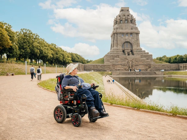 Völkerschlachtdenkmal-Leipzig-Sehenswürdigkeit-Rollstuhlfahrerin-Barrierefreiheit-Philipp-Kirschner-leipzig-travel.jpg Rollstuhlfahrerin vor dem Völkerschlachtdenkmal in Leipzig.