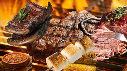 BBQ amerikanisch.png Gegrilltes Fleisch, Rippchen, Pulled Pork, Mais, Bohnen und geröstete Marshmallows über Feuer.