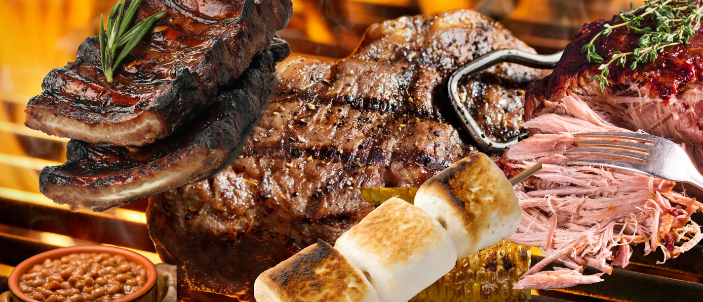 BBQ amerikanisch.png Gegrilltes Fleisch, Rippchen, Pulled Pork, Mais, Bohnen und geröstete Marshmallows über Feuer.
